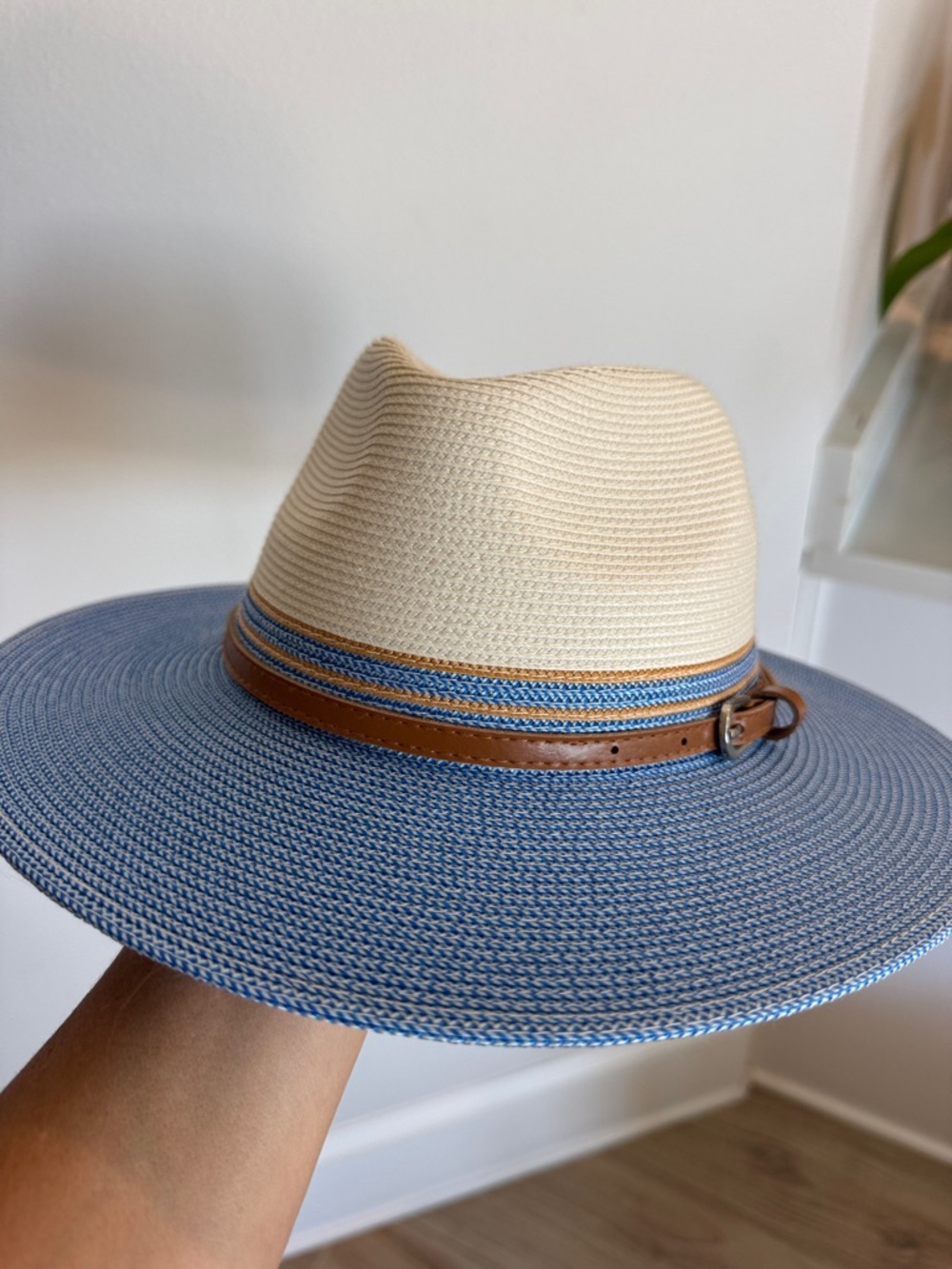 NWT Kristy Walaroo Two-Tone Straw Sun Hat with Blue Brim and Leather Band